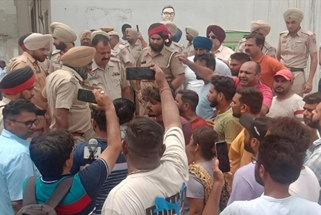 Jalandhar: Scuffle between two groups over the removal of Dr. Bhimrao Ambedkar's statue in Saiyapur